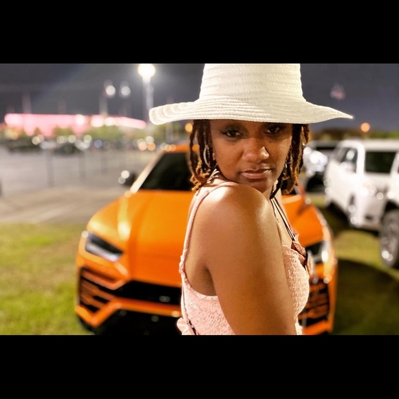 Meet your Posher, Bianca - Picture 6 of 14